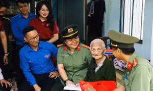 Tuổi trẻ Công an TP Hồ Chí Minh tri ân các Mẹ Việt Nam Anh hùng