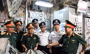 Thượng tướng Lê Huy Vịnh kiểm tra công tác kỹ thuật tại Hải đoàn 32