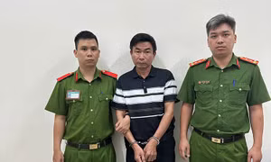TP Hồ Chí Minh: Điều tra vụ người đàn ông hành hung shipper tại phường Rạch Dừa