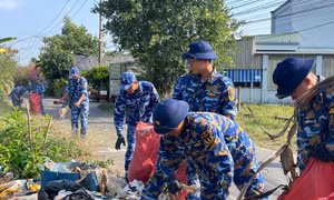 Cảnh sát biển ra quân ‘Ngày Chủ nhật xanh’ làm sạch môi trường