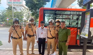 TP Hồ Chí Minh: Bắt giữ xe buýt nghi vận chuyển thuốc lá lậu