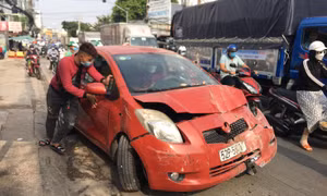 Người phụ nữ lái xe ô tô va chạm 2 xe máy, đâm vào tiệm bán giày và làm sập cửa sắt nhà dân