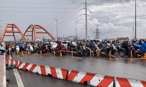 TP Hồ Chí Minh: Bất ngờ đóng nhánh rẽ cầu Bình Lợi, giao thông hỗn loạn