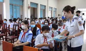 Bộ Tư lệnh Vùng Cảnh sát biển 3 tuyên truyền biển, đảo cho gần 1.000 giáo viên, học sinh