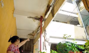 Trần nứt toác, nhà cửa, cầu thang xuống cấp, dân chung cư nơm nớp lo sống từng ngày