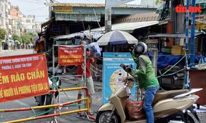 TP Hồ Chí Minh: Shipper tham gia giao hàng cho người dân trong ngày hoạt động trở lại