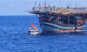 Cấp cứu kịp thời nạn nhân bị đột quỵ trên biển
