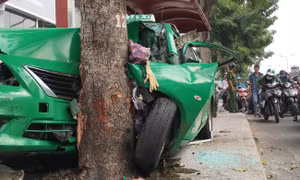 Taxi mất kiểm soát, va chạm hai xe ô tô rồi lao lên vỉa hè tông vào nhà chờ xe buýt