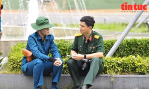 Những nhà báo khoác màu áo lính