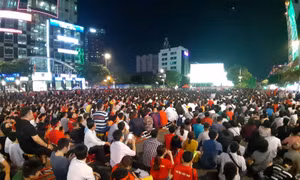 TP Hồ Chí Minh lắp 5 màn hình lớn phục vụ người dân xem trận đấu giữa tuyển Việt Nam với Nhật Bản