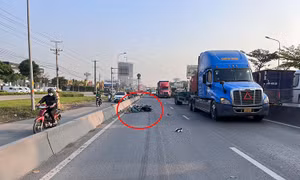 TP Hồ Chí Minh: Chạy xe máy vào làn ô tô, hai người thương vong
