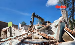 Người dân tháo dỡ nhà để mở rộng cửa ngõ phía Tây TP Hồ Chí Minh