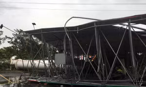 TP Hồ Chí Minh: Dông lốc kinh hoàng quật đổ bảng quảng cáo, người đi đường