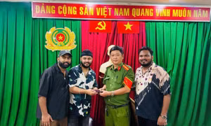 Công an phường Chợ Quán thu hồi, trao trả tài sản bị mất cho người dân và du khách
