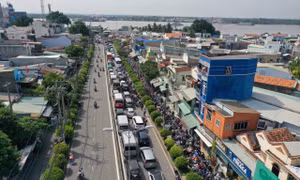 Giao thông khu vực cửa ngõ phía Đông TP Hồ Chí Minh ùn tắc nghiêm trọng sáng 30/4