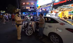 TP Hồ Chí Minh: Xử lý nhiều lái xe taxi 'dù' ở trung tâm Quận 1