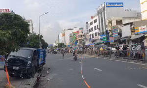 TP Hồ Chí Minh: Người đàn ông đi xe đạp điện sang đường bị xe chở rác đâm tử vong