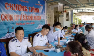Cảnh sát biển đồng hành cùng ngư dân tỉnh Đồng Tháp