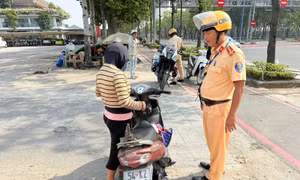 TP Hồ Chí Minh: Xử lý gần 100 trường hợp xe máy đi vào làn xe đạp