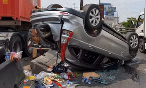 Bốn người la hét kêu cứu trong ô tô 7 chỗ bị đâm lật ngửa trên cầu vượt