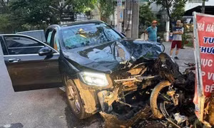 Thực nghiệm hiện trường vụ ô tô Mercedes đâm lái xe GrabBike tử vong và nữ tiếp viên hàng không bị thương nặng