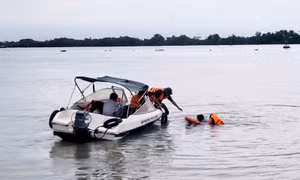 Lật vỏ lãi trên sông Đồng Nai, 2 người được cứu sống, 1 người mất tích