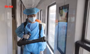 Xịt thuốc tẩy trùng tàu hỏa phòng dịch virus Corona 