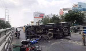 Xe tải mất lái đâm đổ dải phân cách rồi lật ngang trên cầu vượt Cây Gõ