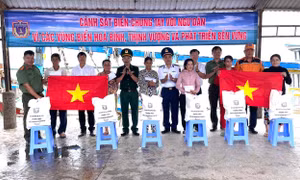 Cảnh sát biển đồng hành cùng ngư dân tỉnh Bến Tre 