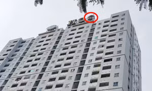 Giải cứu nam thanh niên trèo lên nóc chung cư ở TP Hồ Chí Minh đòi tự tử