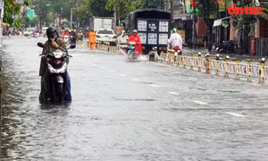 TP Hồ Chí Minh: Mưa mù mịt từ sáng đến trưa, nhiều tuyến đường ngập nặng