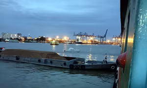 TP Hồ Chí Minh: Sà lan chở cát đâm thủng phà Cát Lái khiến hành khách hoảng loạn