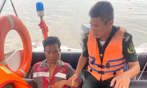 TP Hồ Chí Minh: Kịp thời cứu sống một người dân bị nước cuốn trôi trên sông