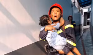 TP Hồ Chí Minh: Giải cứu nhiều người bị mắc kẹt trong vụ cháy khách sạn