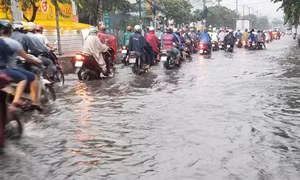 Mưa lớn khiến nhiều tuyến đường ngập sâu, giao thông ùn tắc