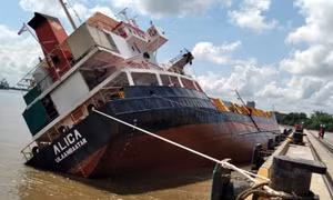 TP Hồ Chí Minh hạn chế giao thông đường thủy do lật tàu chở container