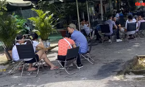 Nhiều hàng quán ở TP Hồ Chí Minh vẫn 'lén' phục vụ khách tại chỗ
