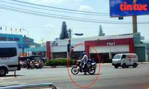 TP Hồ Chí Minh: Xử phạt hơn 2.000 trường hợp vượt đèn đỏ và chạy xe trên vỉa hè