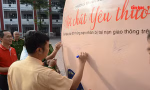 Ngày hội ATGT học đường với mô hình mũ bảo hiểm lớn nhất Việt Nam