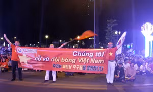 Người hâm mộ đổ về đường Lê Duẩn chờ xem trận tứ kết Asian Cup 2019 giữa Việt Nam và Nhật Bản