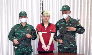 Thưởng nóng đơn vị chủ công triệt phá đường dây làm tiền giả 