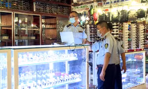 TP Hồ Chí Minh: Phát hiện nhiều hàng giả ở chợ Bến Thành