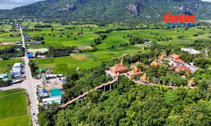 Gìn giữ những giá trị của chùa Khmer đẹp như tranh giữa mây trời vùng Bảy Núi