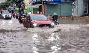 TP Hồ Chí Minh: Nhiều tuyến đường ngập sâu sau cơn mưa lớn