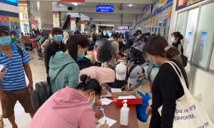 Người dân TP Hồ Chí Minh đổ xô ra bến xe để về quê trước giờ giãn cách xã hội