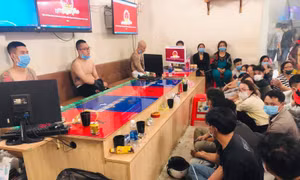 Triệt phá sới bạc ở TP Hồ Chí Minh, bắt gần 40 đối tượng