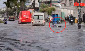 TP Hồ Chí Minh: Ô tô lao nhanh trên đường ngập tạo sóng nước cuốn ngã người đi đường