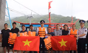 Cảnh sát biển đồng hành cùng ngư dân tỉnh Khánh Hòa 