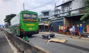 TP Hồ Chí Minh: Xe khách va chạm xe máy, 1 người tử vong