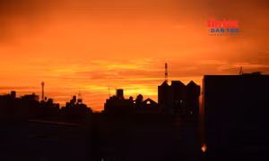 Khoảnh khắc bầu trời nhuộm cam vàng sau cơn mưa tại TP Hồ Chí Minh